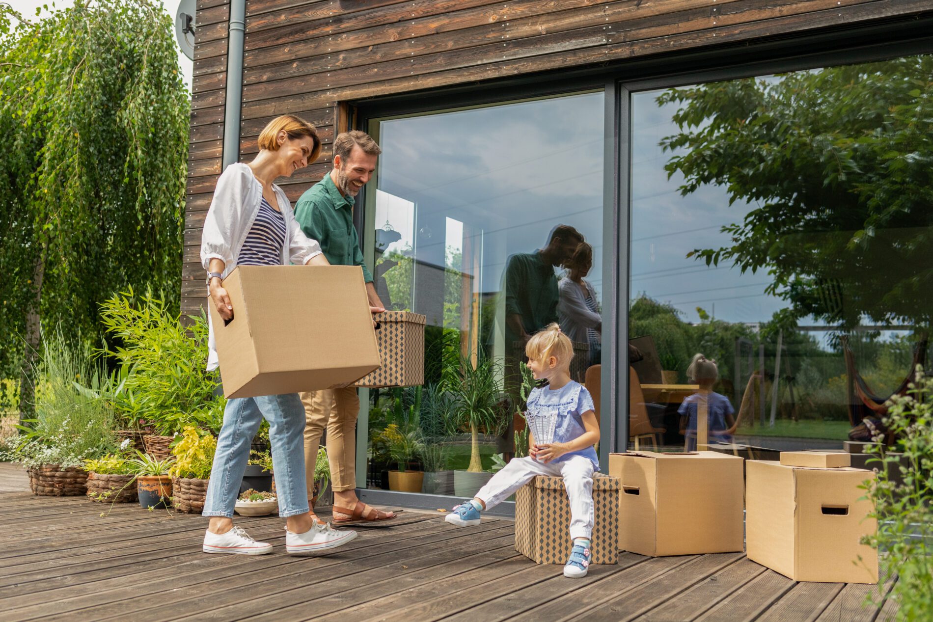 What to Consider When Moving: 10 Crucial Factors for Relocating Easily 